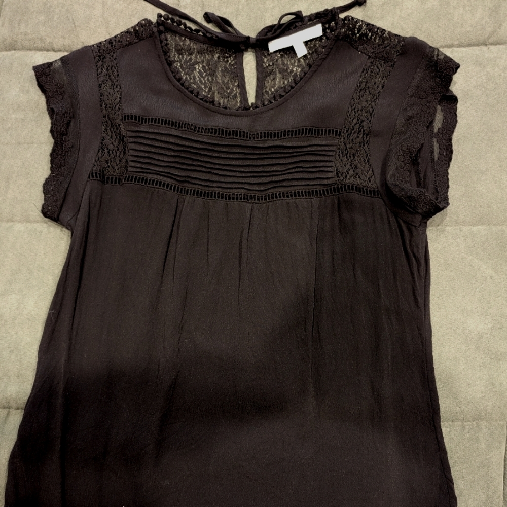danielrainn black lacy top. 100%rayon-dry clean. Size M.